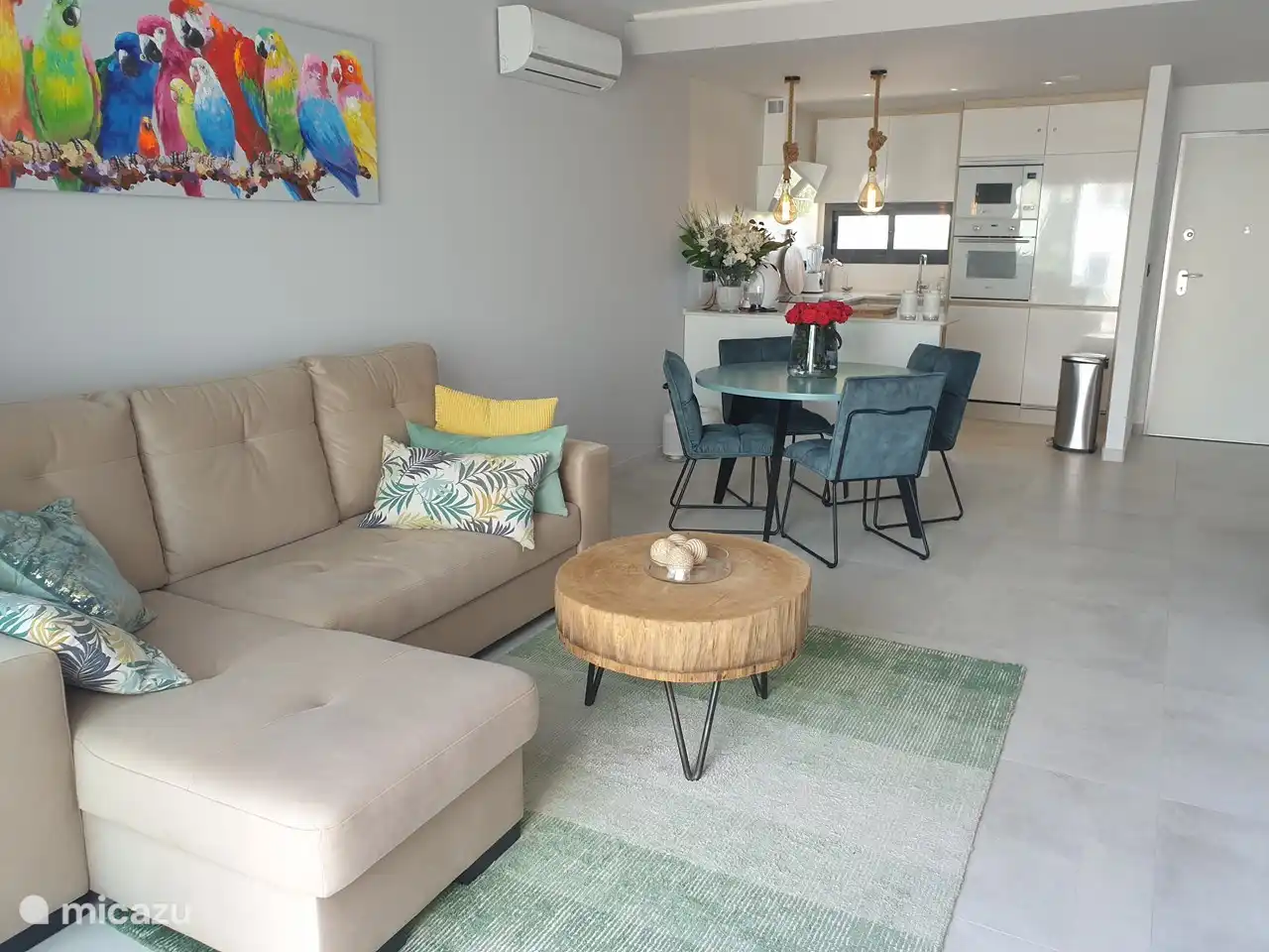 El salón está amueblado de forma moderna con un comedor para 4 personas y un sofá. Hay WIFI gratuito y en la televisión por Internet tienes acceso a muchos canales internacionales. Puedes ver Netflix a través de tu propia cuenta. También hay una radio en la sala de estar.