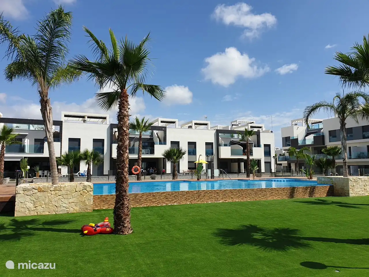 La piscina comunitaria a un paso