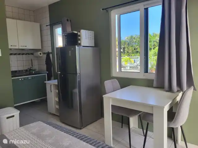studio huren in Curaçao, Banda Ariba (oost), Montan'i Rei – Mofi Kitchenette met Senseo, waterkoker, tostiapparaat en grote koel-vriescombinatie