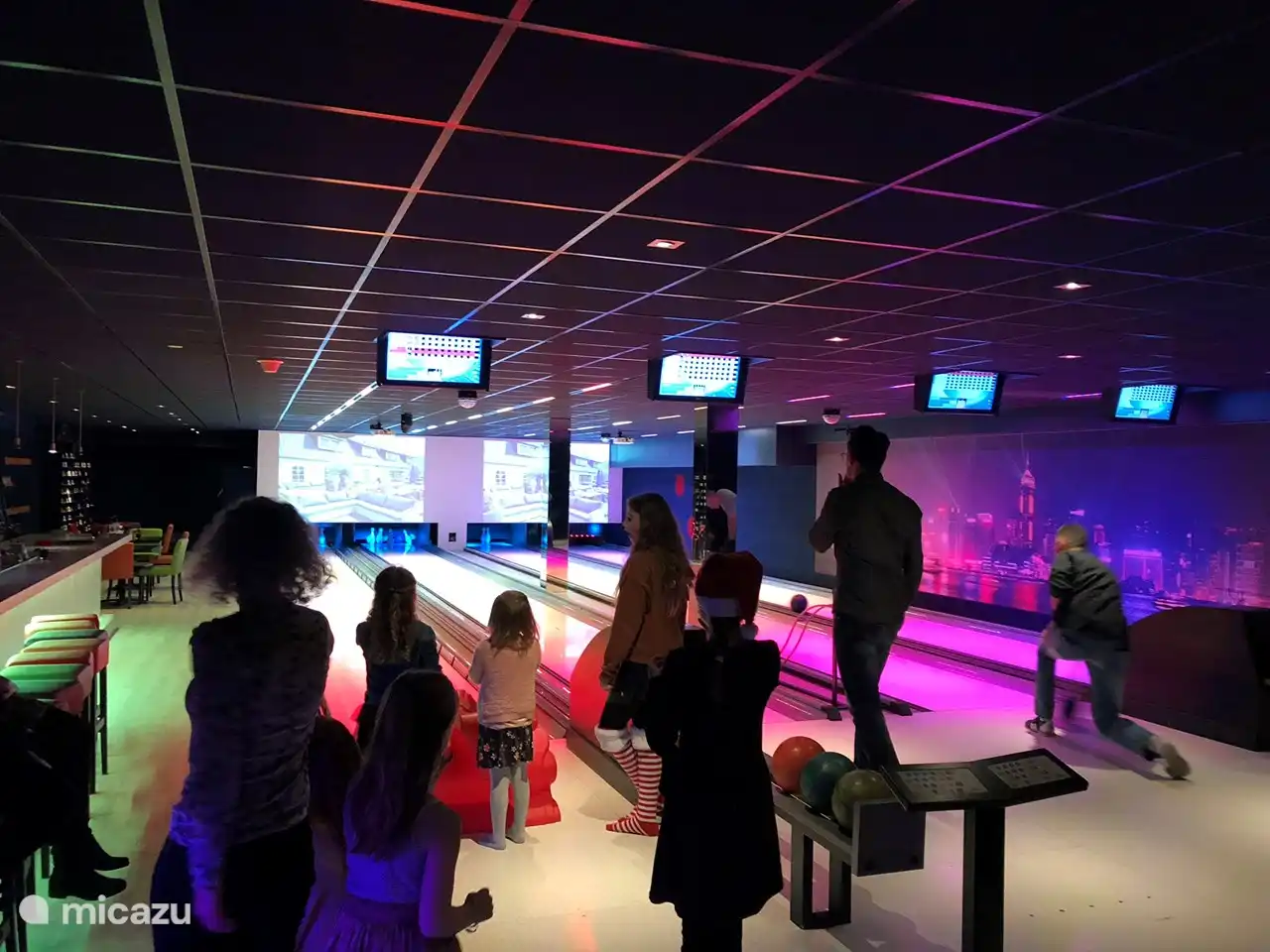 Op ongeveer 50 meter afstand bevindt zich de moderne bowlingbaan