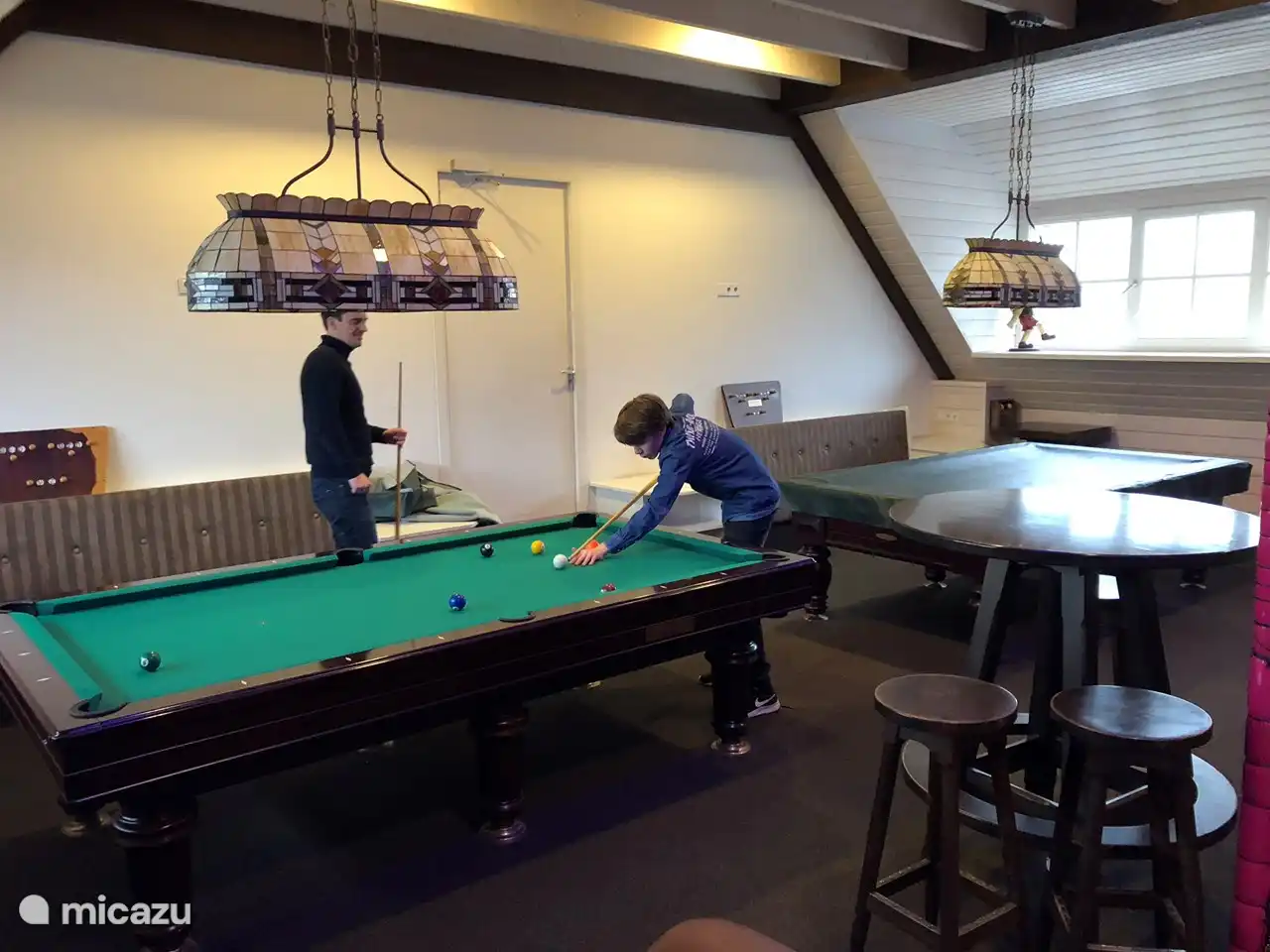 In de recreatieruimte is er een normaal biljart en een poolbiljart en nog vele andere speeltoestellen