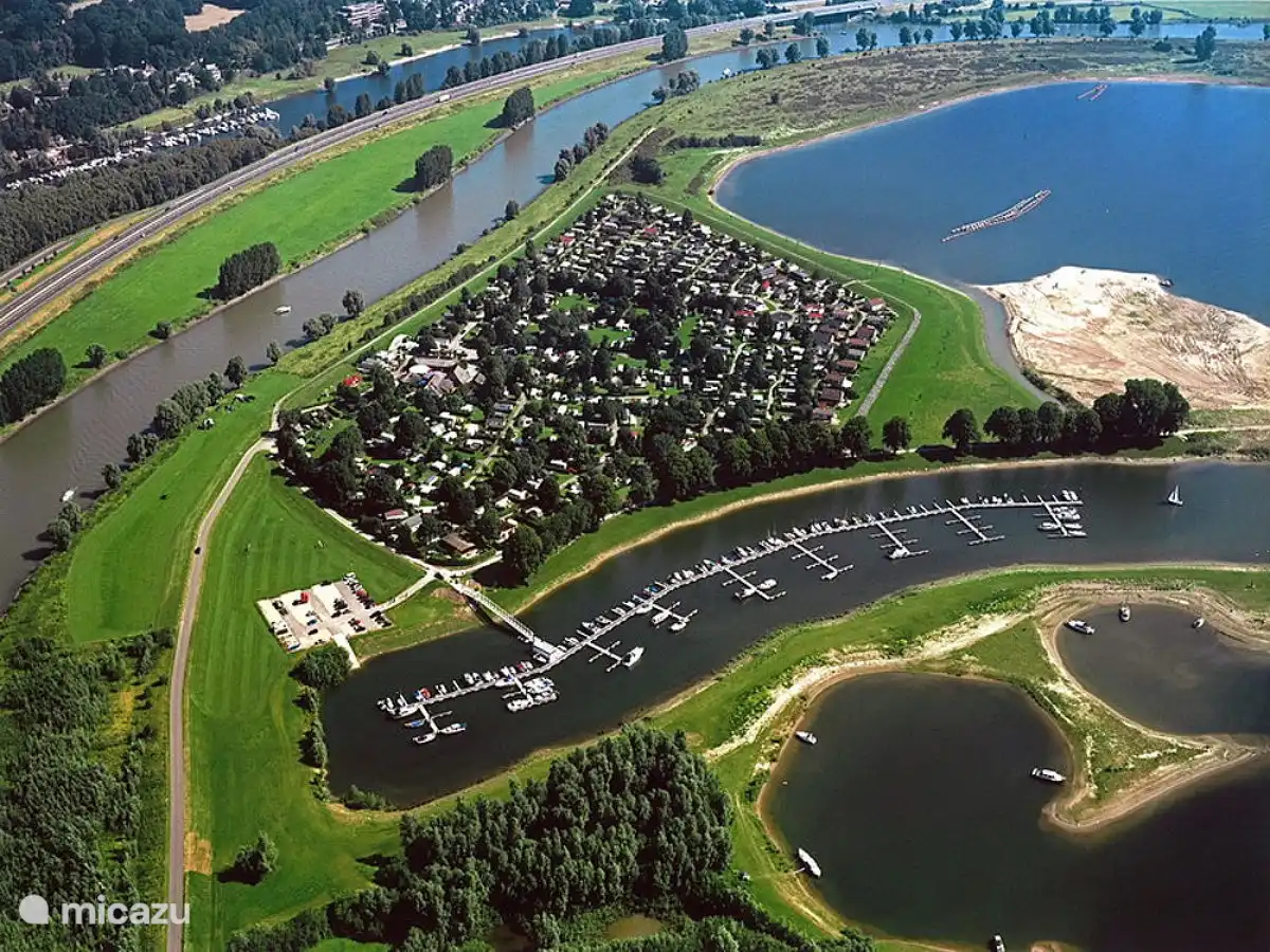 Prachtig gelegen tussen de IJssel en de Rhederlaagse meren