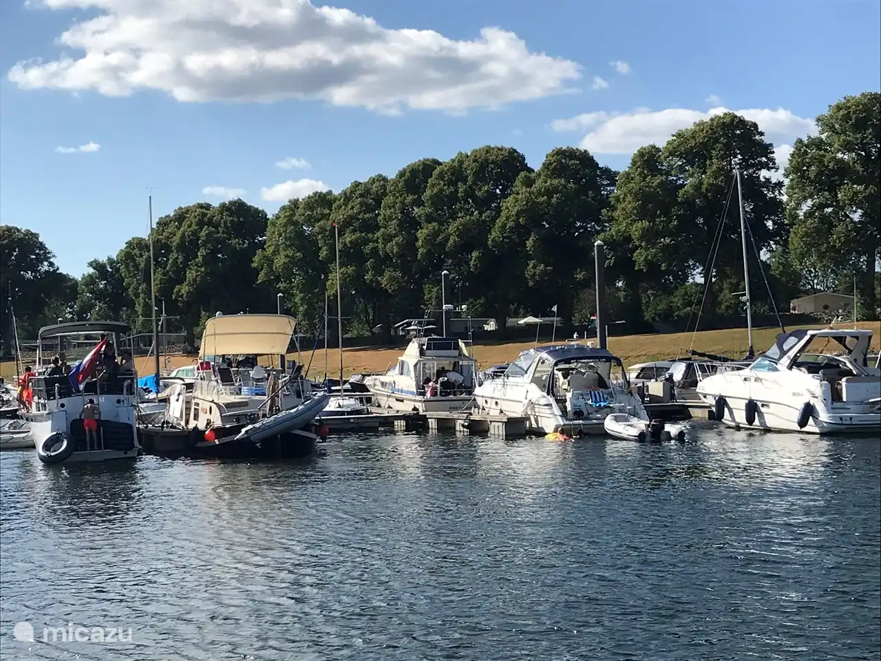 Het park heeft een eigen jachthaven. Voor vissers zijn de Rhederlaagse meren en de ijssel een place to be.