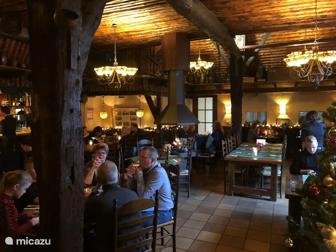 Ongeveer 60 meter van het chalet is er een zeer goed en gezellig restaurant dat het hele jaar open is