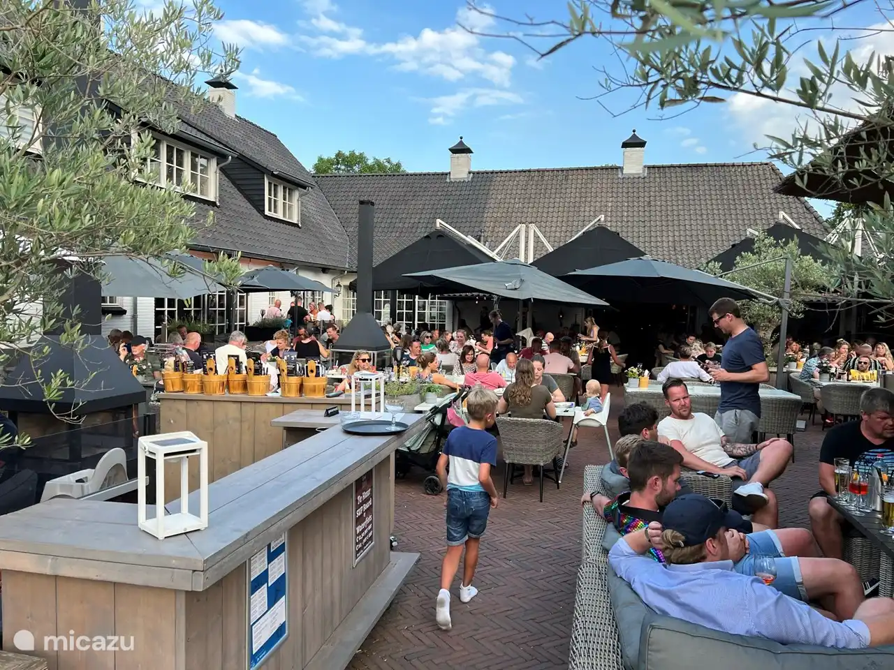 Enkele stappen verwijdert van je chalet ligt een prachtig terras waar regelmatig live muziek is.