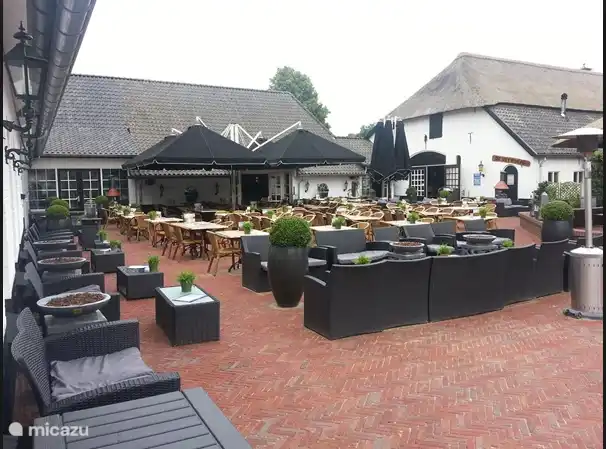 Het restaurant heeft een groot terras, waar met name in de zomermaanden, vaak van alles wordt georganiseerd