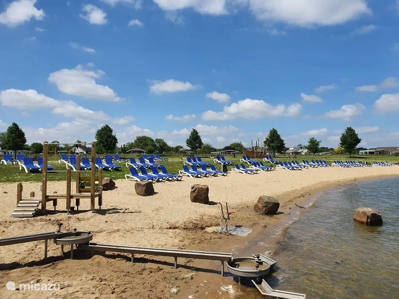 Het park heeft een eigen zandstrand waar gratis gebruik van gemaakt kan worden.