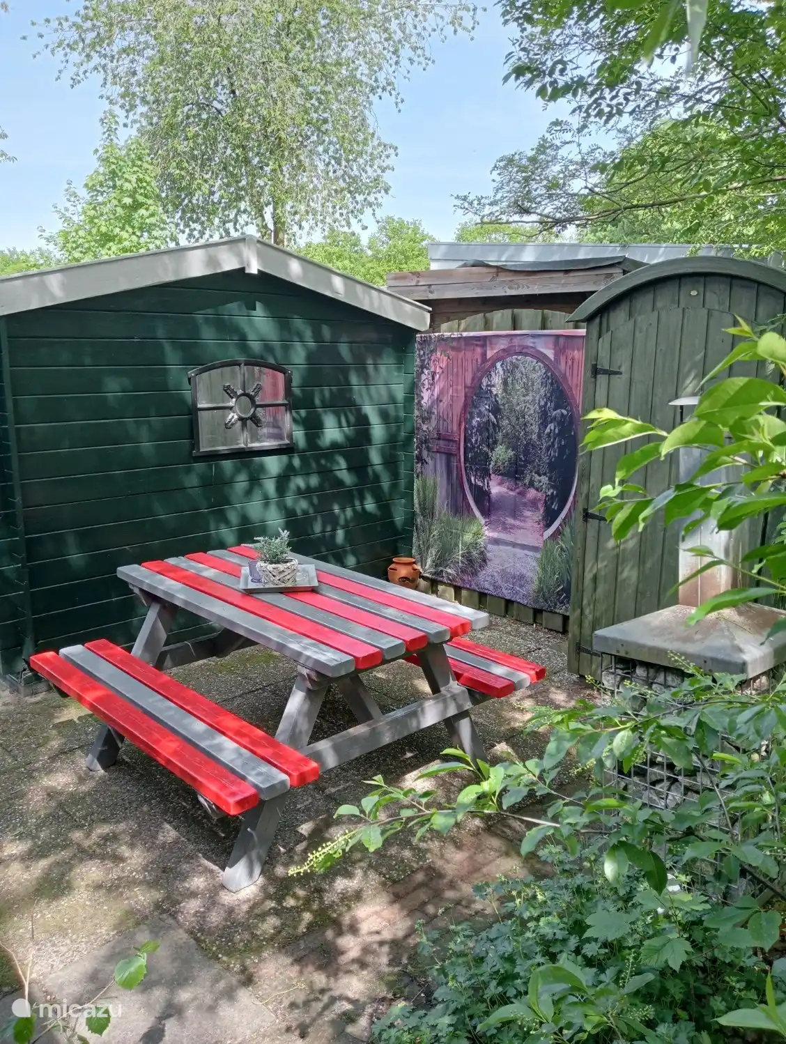 Terrasse an der Seite des Chalets
