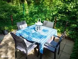 Ein schöner Platz hinter dem Chalet. Genießen Sie die Ruhe und das Zwitschern der Vögel