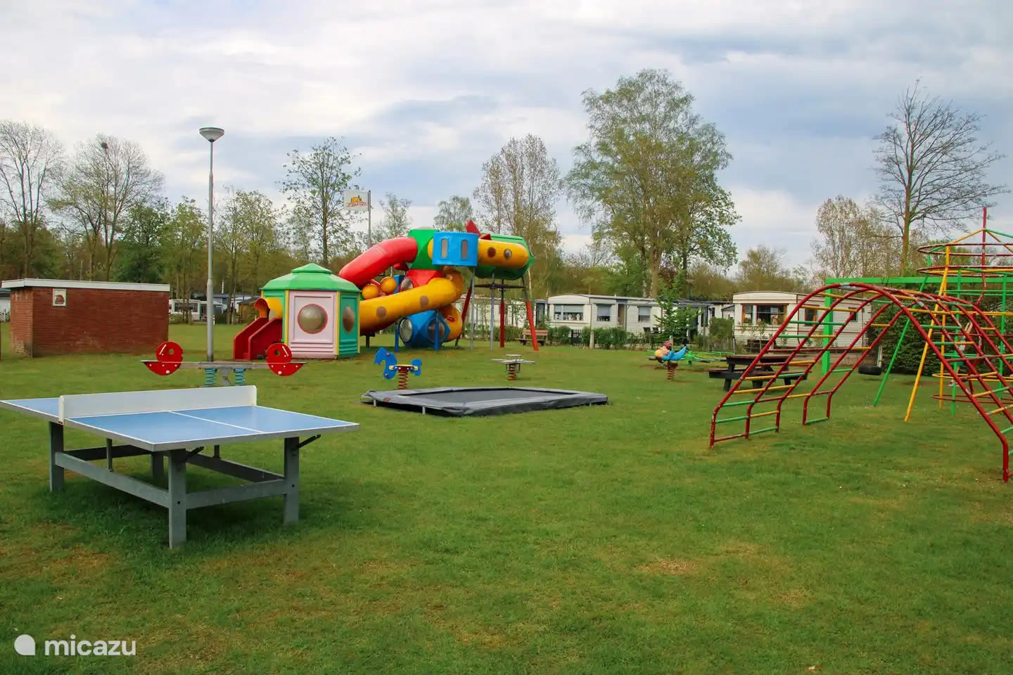 Im Park gibt es mehrere Spielplätze. Dies ist einer von ihnen und es hat auch ein Trampolin.