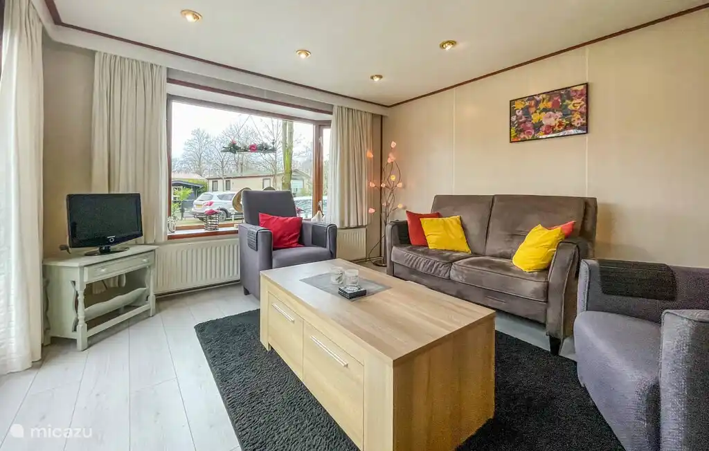 Das Wohn-/Wohnzimmer mit einem Sofa für 2 Personen und 2 Sesseln