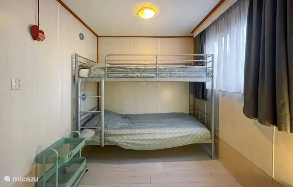 Das Kinderzimmer, wo Sie auch ein Feldbett aufstellen können. Dieser ist im Chalet ebenso vorhanden wie ein Hochstuhl.