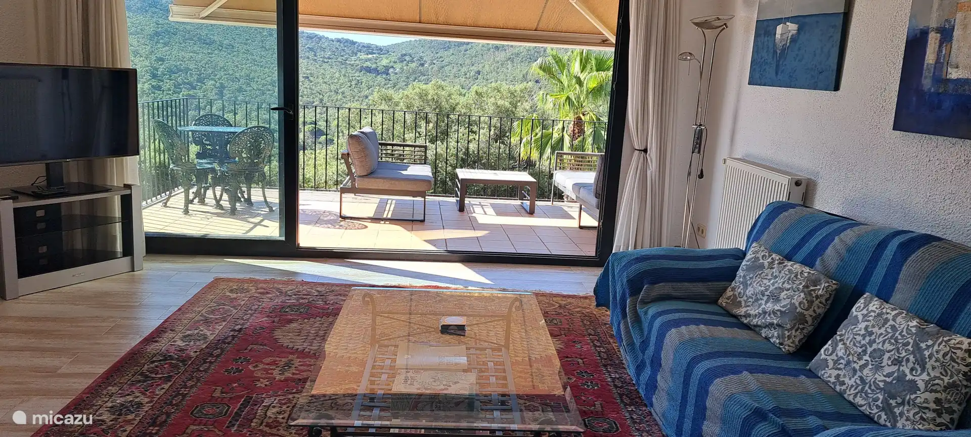 Vanuit woonkamer terras-schuifdeuren naar terras