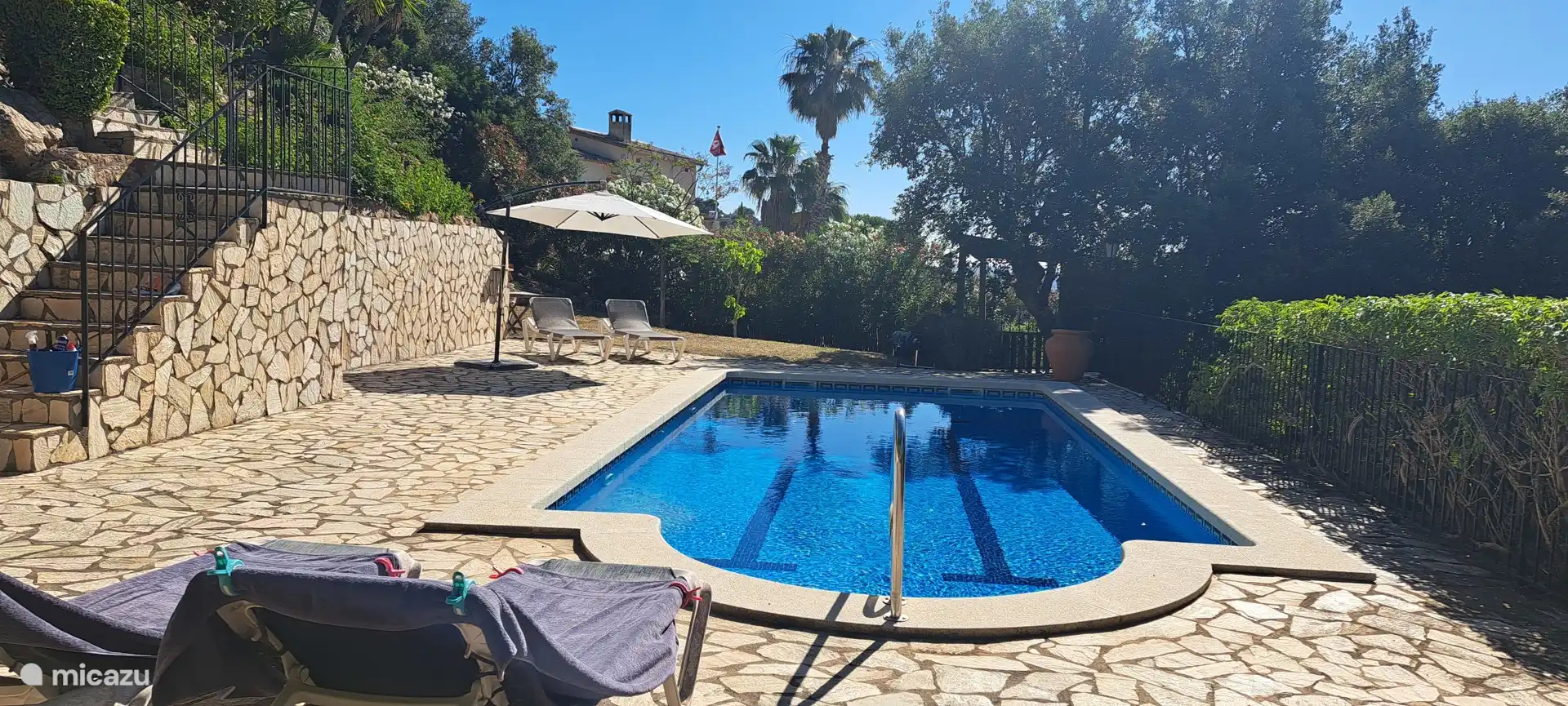 Zwembad
(ligbedden en 1 parasol aanwezig)