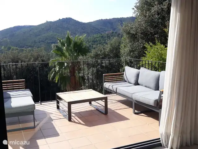 Casa Galesa huren in Spanje, Costa Brava, Calonge - vakantiehuis Balkonterras (1) bij woonkamer met uitzicht op de heuvels van Gavarres