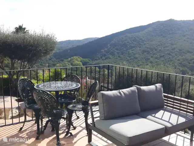 Casa Galesa huren in Spanje, Costa Brava, Calonge - vakantiehuis Balkonterras (2) bij woonkamer met uitzicht op de heuvels van Gavarres