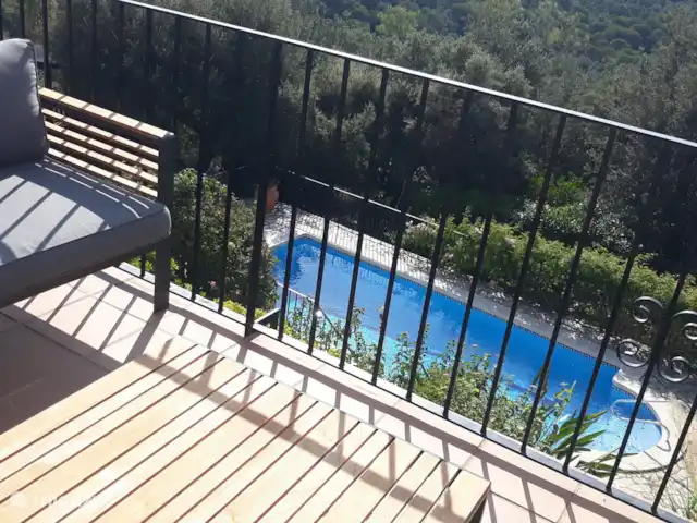 Casa Galesa huren in Spanje, Costa Brava, Calonge - vakantiehuis Uitzicht vanaf het balkonterras op het zwembad en de heuvels van Gavarres