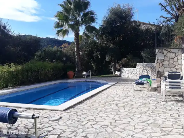 Casa Galesa huren in Spanje, Costa Brava, Calonge - vakantiehuis Privé-zwembad omgeven door een verhard gedeelte en door een grasveld, met aangrenzend tuinhuis met toilet.