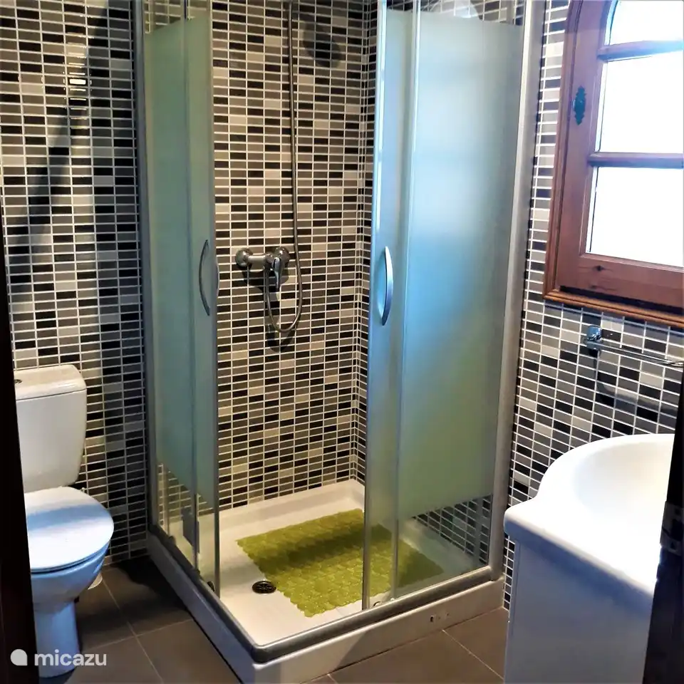 Bathroom2 (at bedroom2)