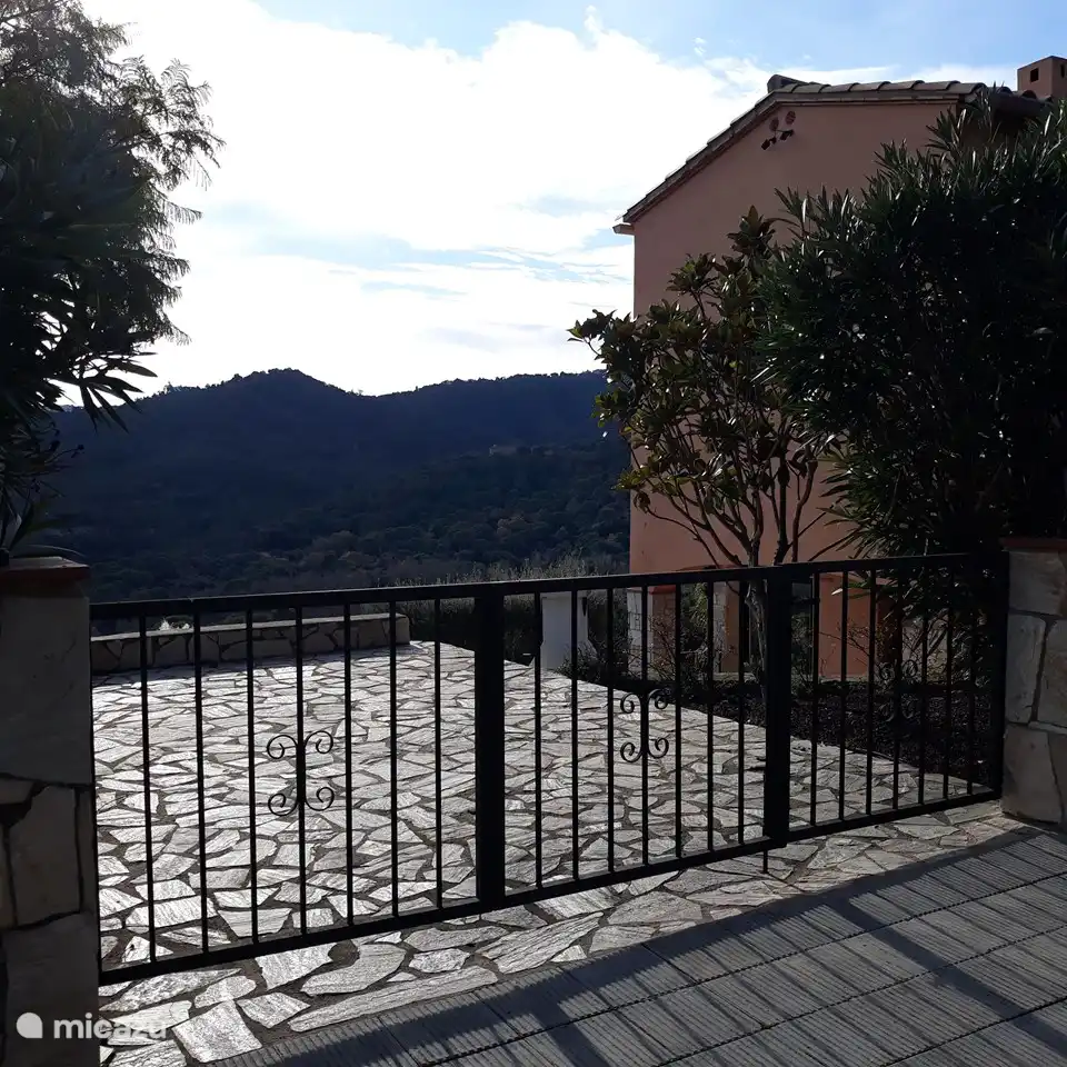 Street side / parking