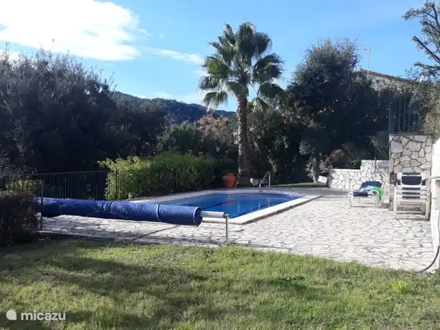 Casa Galesa huren in Spanje, Costa Brava, Calonge - vakantiehuis Privé-zwembad omgeven door een verhard gedeelte en door een grasveld, met aangrenzend tuinhuis met toilet.