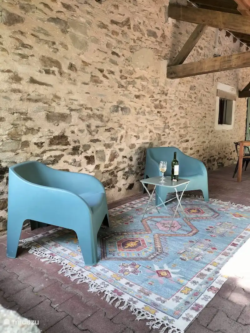 Zu heiß in der Sonne? Hier kann man auch bequem, im Schatten und doch angenehm sitzen. Sie können auch abends bei Lampenlicht lesen