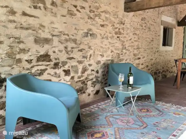 Domaine Pouzoult, Gîte Orange huren in Frankrijk, Indre, Sazeray - gîte / cottage Te warm in de zon? Hier kan je ook heerlijk zitten, in de schaduw en toch aangenaam. Ook in de avond kan je lekker lezen bij het lamplicht