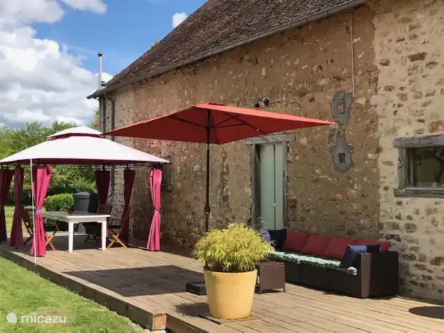 Domaine Pouzoult, Gîte Orange huren in Frankrijk, Indre, Sazeray - gîte / cottage Een prachtig terras voor algemeen gebruik.