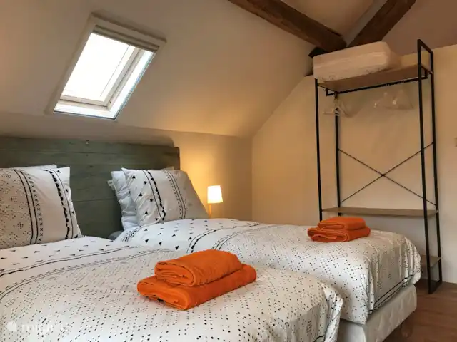Domaine Pouzoult, Gîte Orange huren in Frankrijk, Indre, Sazeray - gîte / cottage Genoeg ruimte om je kleding op te hangen of neer te leggen.