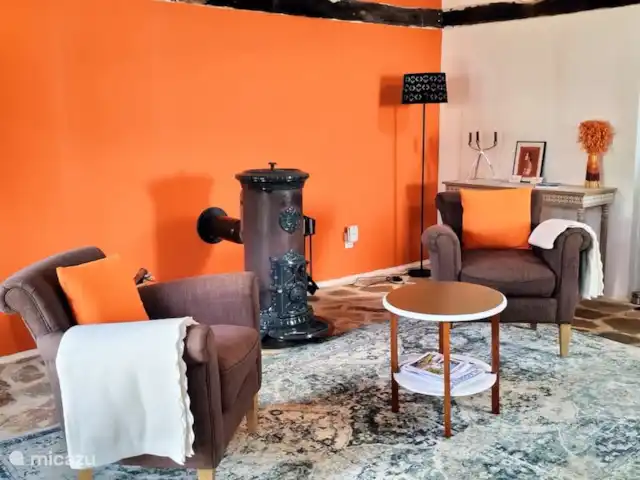 Domaine Pouzoult, Gîte Orange huren in Frankrijk, Indre, Sazeray - gîte / cottage De gezellige oranje zithoek
