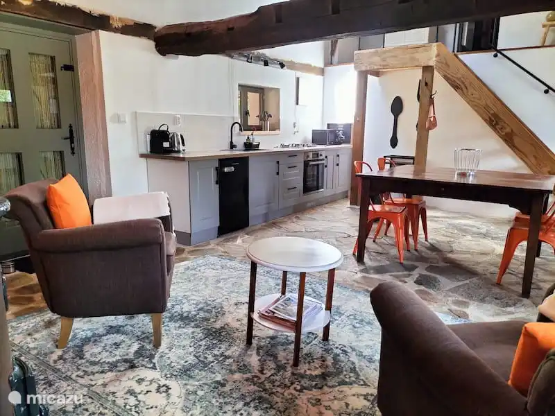 Eine offene Küche mit Nespresso-Maschine und Mikrowelle