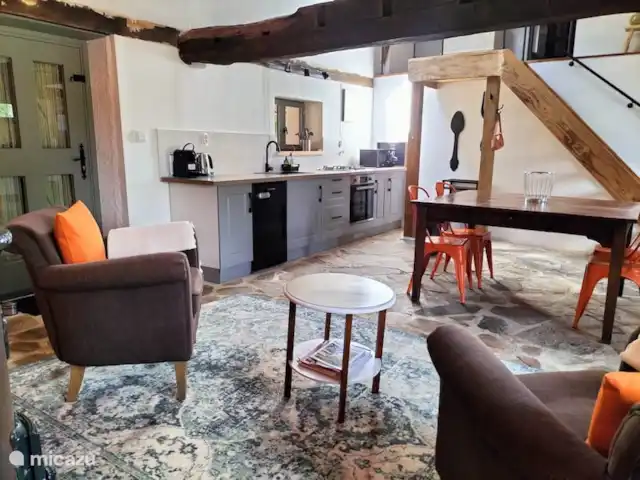 Domaine Pouzoult, Gîte Orange huren in Frankrijk, Indre, Sazeray - gîte / cottage Een open keuken met Nespresso apparaat en magnetron