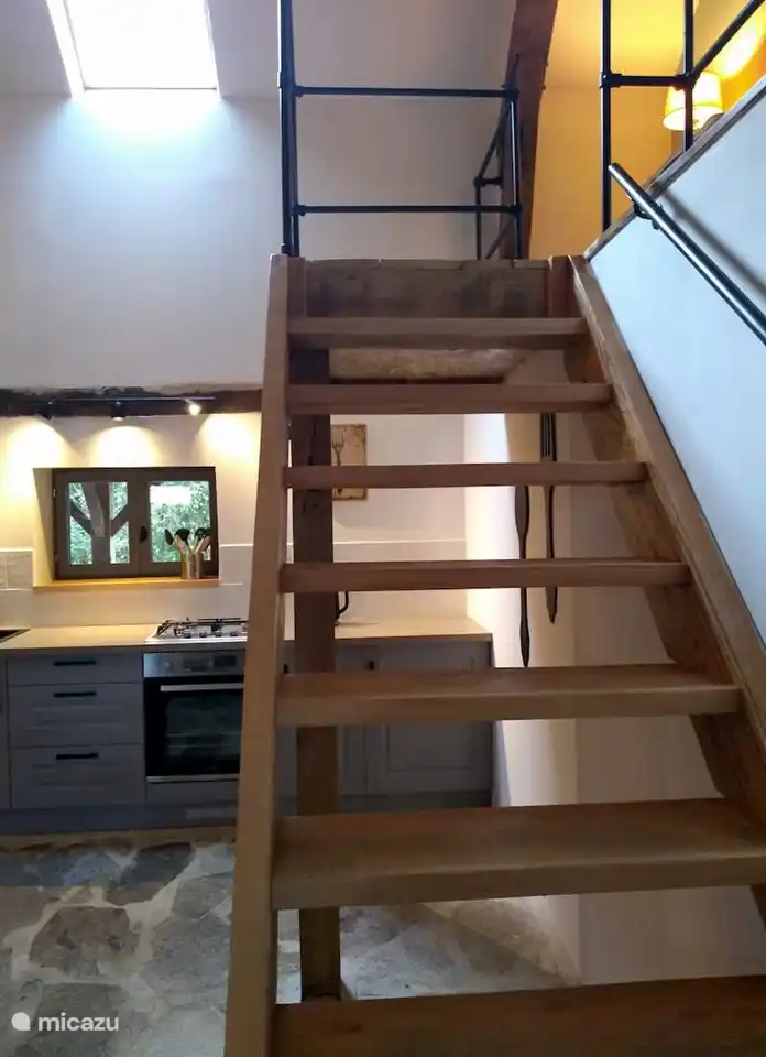 Eine breite faule Treppe, die zum Boden des Schlafzimmers führt.
