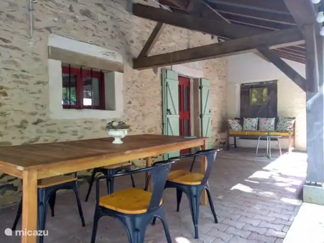 Domaine Pouzoult, Gîte Orange huren in Frankrijk, Indre, Sazeray - gîte / cottage De privé veranda met leuke zitjes.