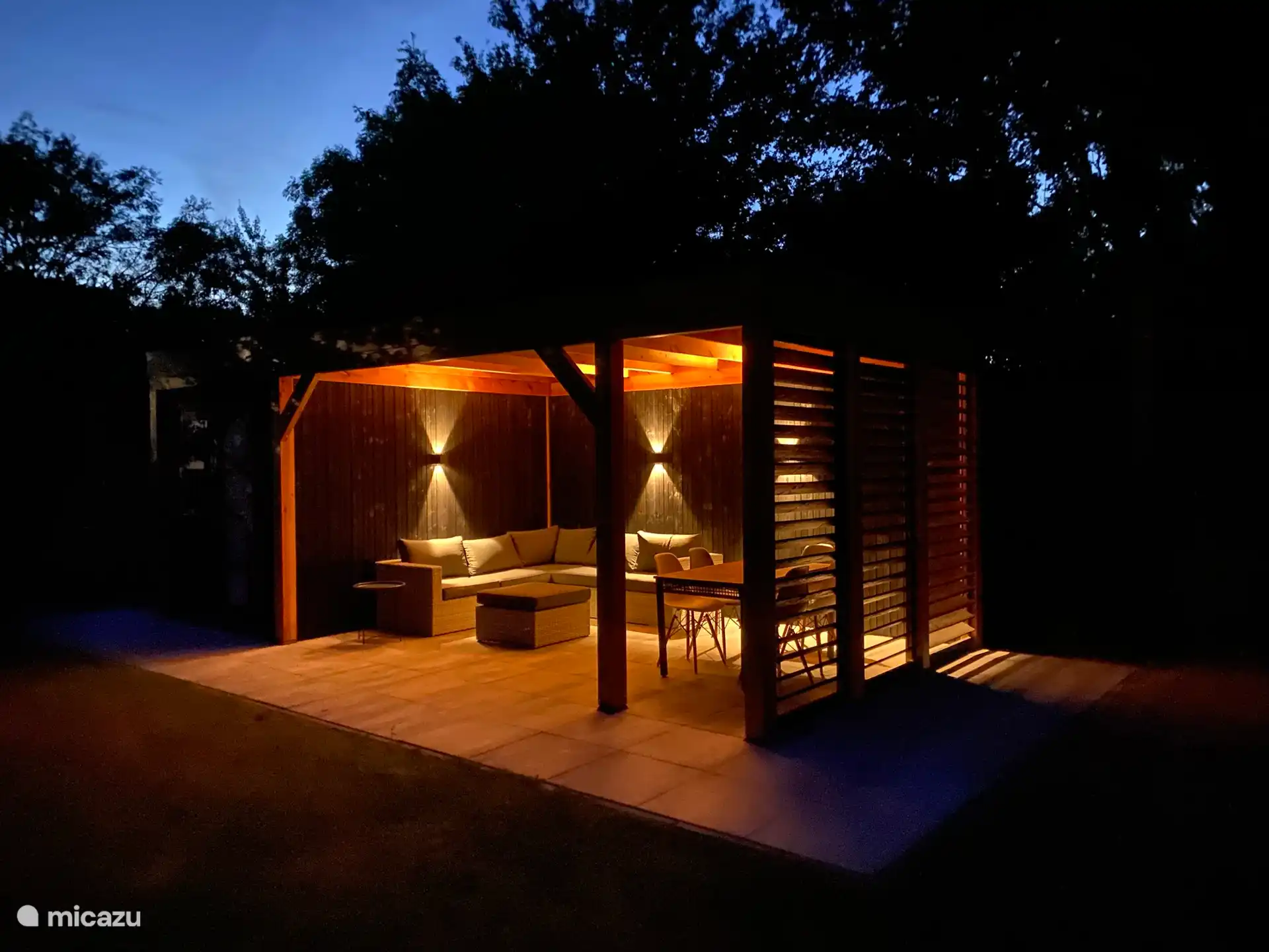 En el jardín, una gran zona exterior con salón donde podrá sentarse en todo momento del día para tomar una buena copa o una deliciosa comida.