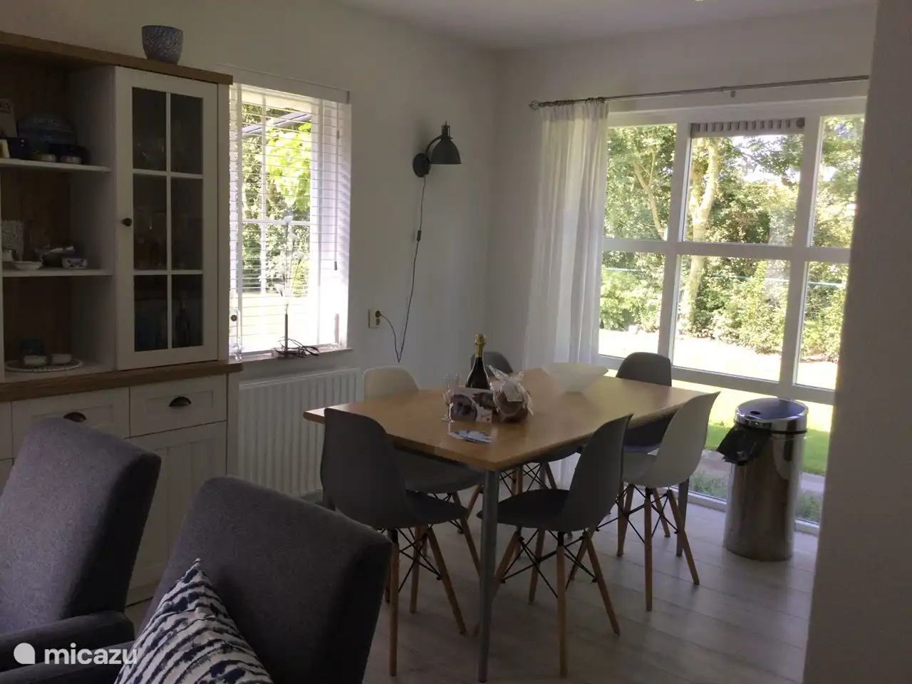 La mesa de comedor tiene espacio para 6 sillas o, por ejemplo, 4 sillas y 2 tronas, la mesa se puede colocar de varias maneras dependiendo de si su empresa consta de 2, 4 o 6 personas