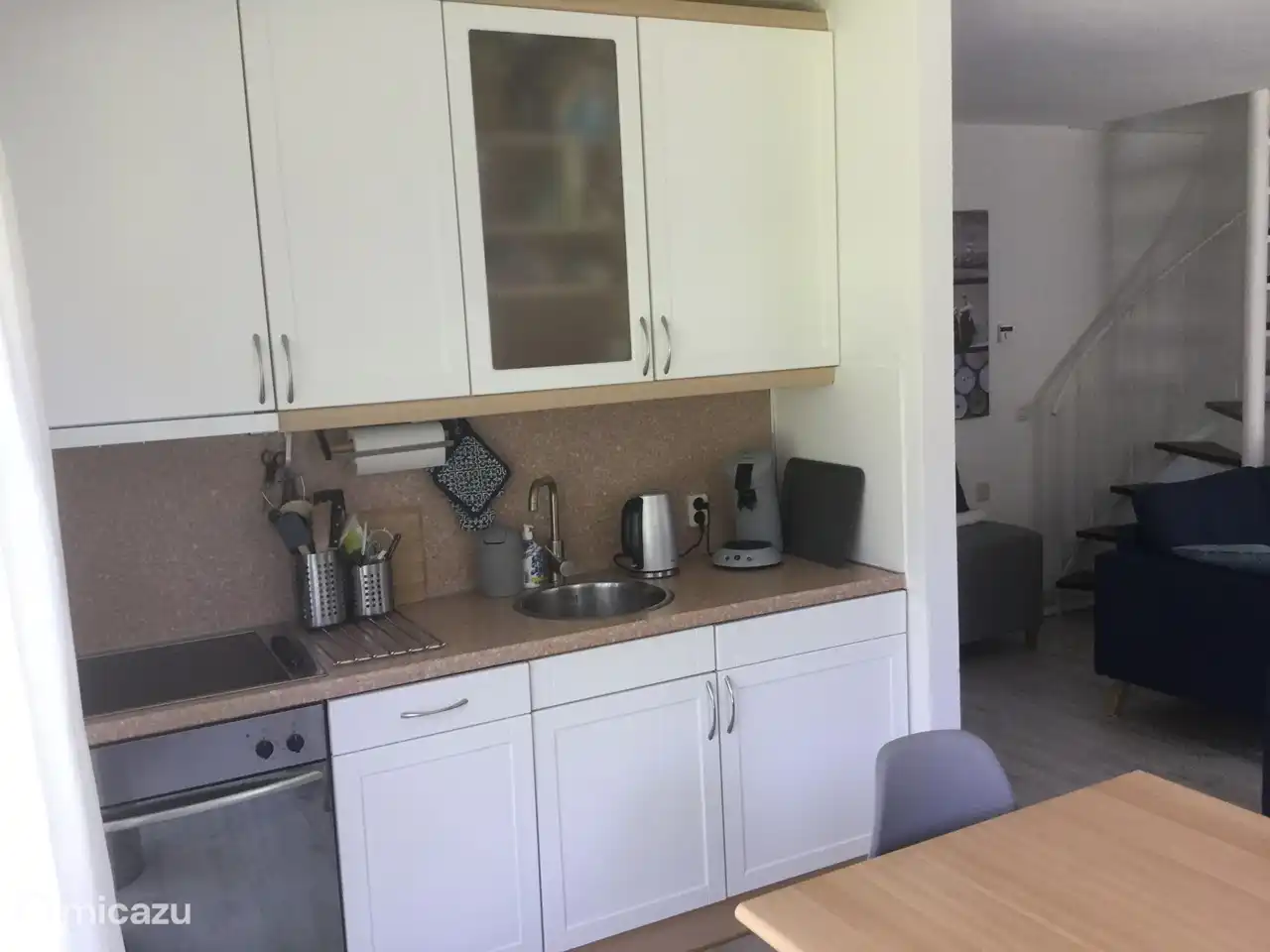 La cocina tiene debajo del fregadero un pequeño frigorífico de uso diario, lavavajillas, Senseo, hervidor de agua, vitrocerámica con extractor y horno.