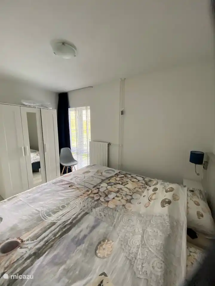 En el dormitorio principal un armario para ropa blanca con área para colgar. Las cortinas opacas + persianas proporcionan un ambiente de sueño tranquilo / oscuro.