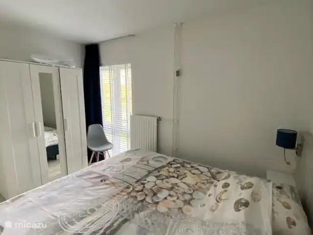 Christoffel 83 Park Port Greve  | Pays-Bas, Zélande, Brouwershaven - maison de vacances Dans la chambre principale, une lingerie avec zone de pendaison. Les rideaux occultants + volets offrent un environnement de sommeil calme / sombre.