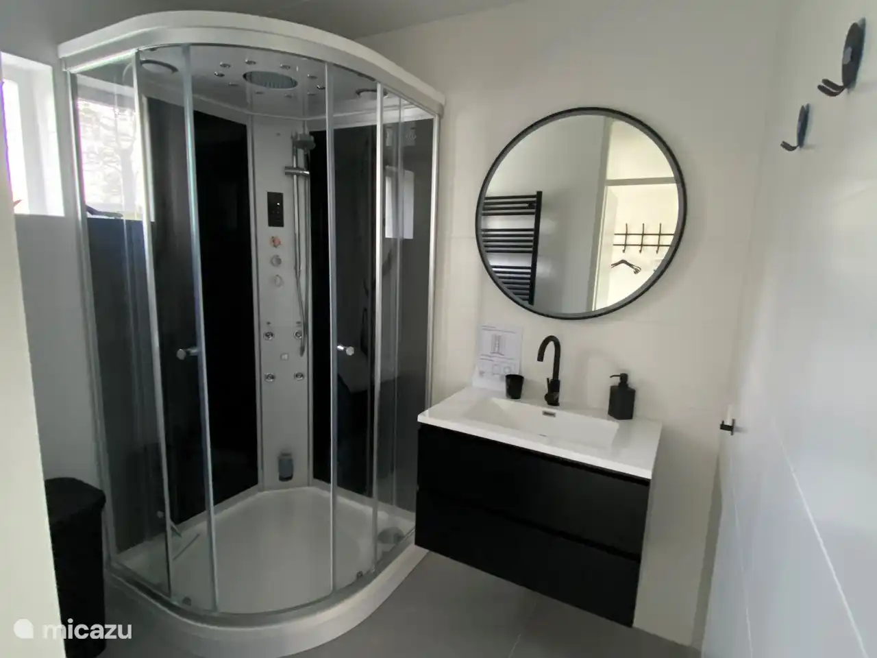 El baño tiene un práctico tocador amplio con un gran cajón para artículos de tocador, etc.
Además de un gran espejo con sensor de iluminación y calefacción en el espejo.