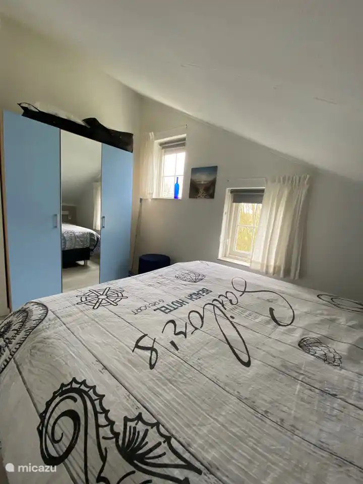 El 2º dormitorio se encuentra en el lado del jardín en el 1er piso. Hay mosquiteras en la ventana, por lo que puedes dormir con las ventanas abiertas en verano.