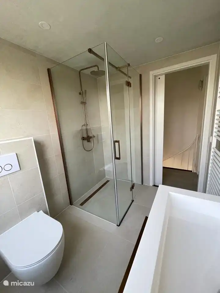 El baño en el 2do piso tiene una lujosa ducha de lluvia y ducha de lluvia con ducha de mano que brinda una maravillosa sensación de bienestar. El segundo baño y la unidad de tocador están disponibles aquí.