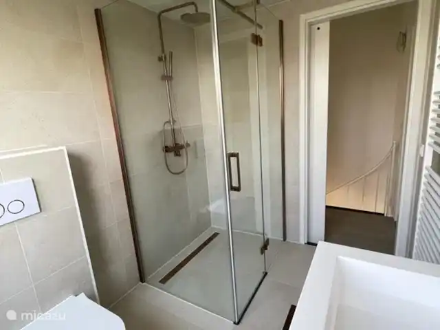 Christoffel 83 Park Port Greve  | Pays-Bas, Zélande, Brouwershaven - maison de vacances La salle de bain au 2ème étage dispose d’une luxueuse douche à effet pluie et d’une douche à effet pluie avec la douchette à main offrant une merveilleuse sensation de bien-être. Les 2e toilettes et le meuble vasque sont disponibles ici.