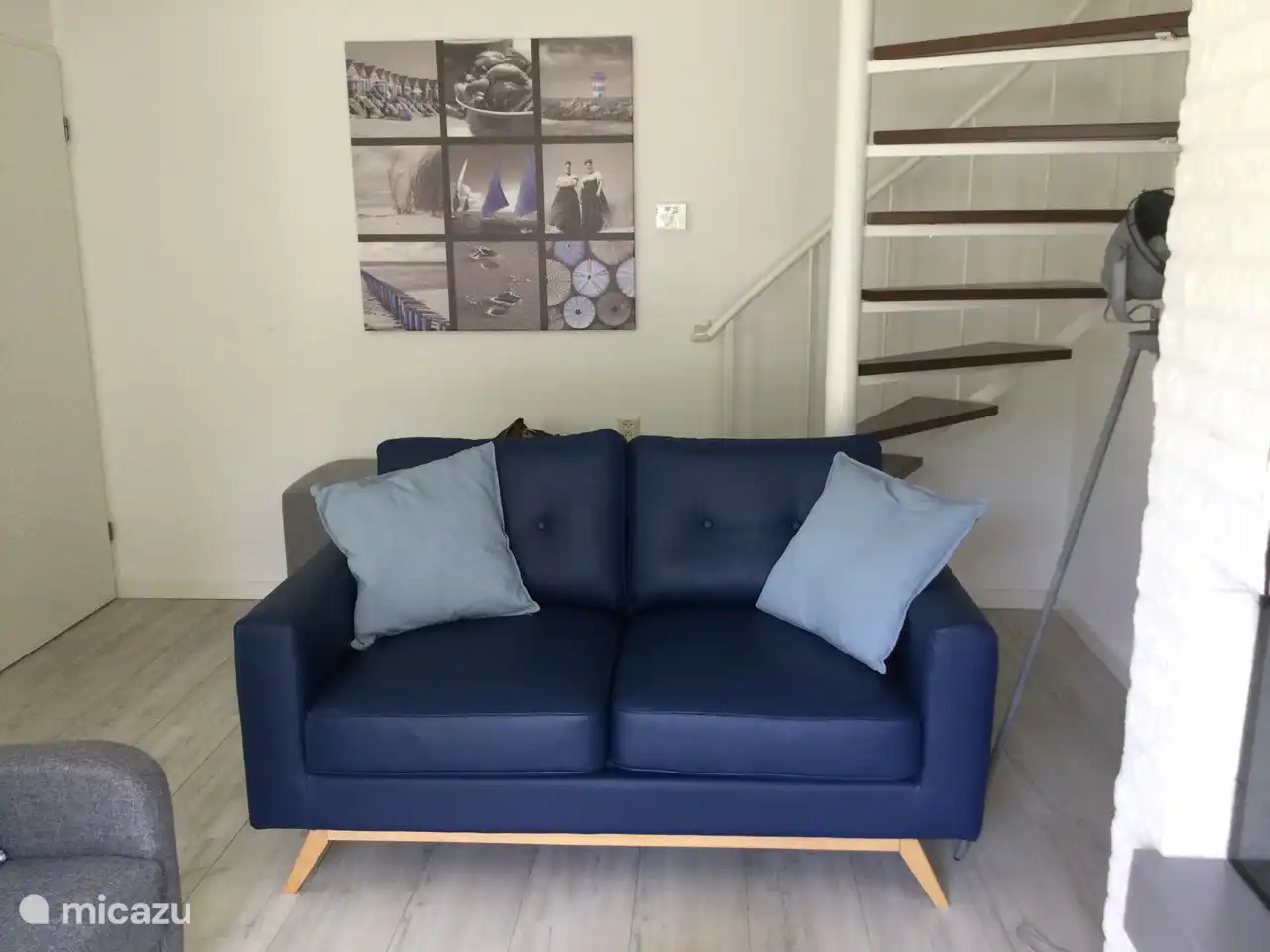 La sala de estar con una práctica sala de estar con varios cojines.