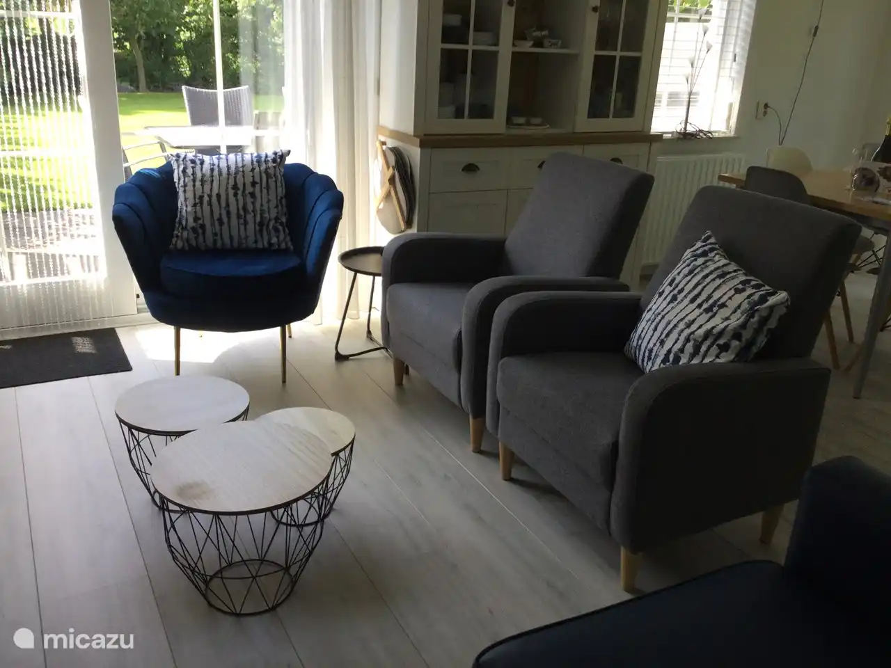 Desde la sala de estar se tiene una buena vista del gran jardín al que se puede acceder directamente a través de las puertas correderas.