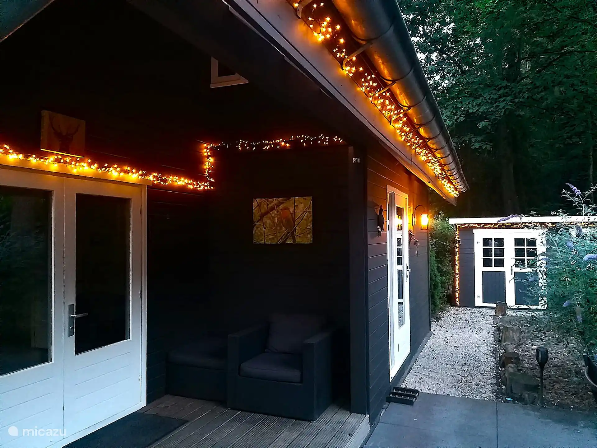 Die Außenseite von De Toekan und das Gartenhaus sind ebenfalls mit stimmungsvoller Beleuchtung ausgestattet. Praktisch und gemütlich an einem warmen Sommerabend oder in den kalten Wintermonaten.