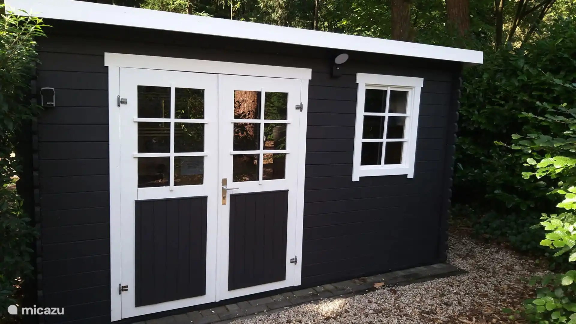 Im Garten befindet sich ein Gartenhaus, in dem Sie z.B. Ihre Fahrräder unterstellen können. Auch Elektrofahrräder können hier aufgeladen werden.