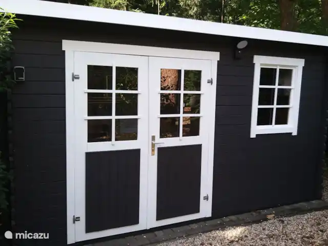 el tucan en Países Bajos, Güeldres, Emst (Epe) - casa vacacional En el jardín hay una casa de jardín en la que puedes guardar tus bicicletas, por ejemplo. Las bicicletas eléctricas también se pueden cargar aquí.