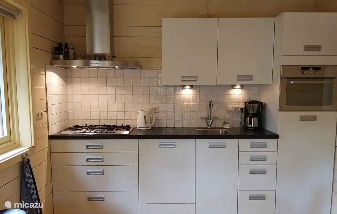 Die Küche ist komplett möbliert und mit vielen Annehmlichkeiten und Besteck ausgestattet. Während Ihres Aufenthaltes können Sie zwischen Filterkaffee oder der Senseo-Maschine wählen.