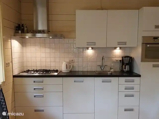el tucan en Países Bajos, Güeldres, Emst (Epe) - casa vacacional La cocina está totalmente equipada y equipada con muchas comodidades y cubiertos. Durante su estancia puede elegir entre café de filtro o la máquina Senseo.